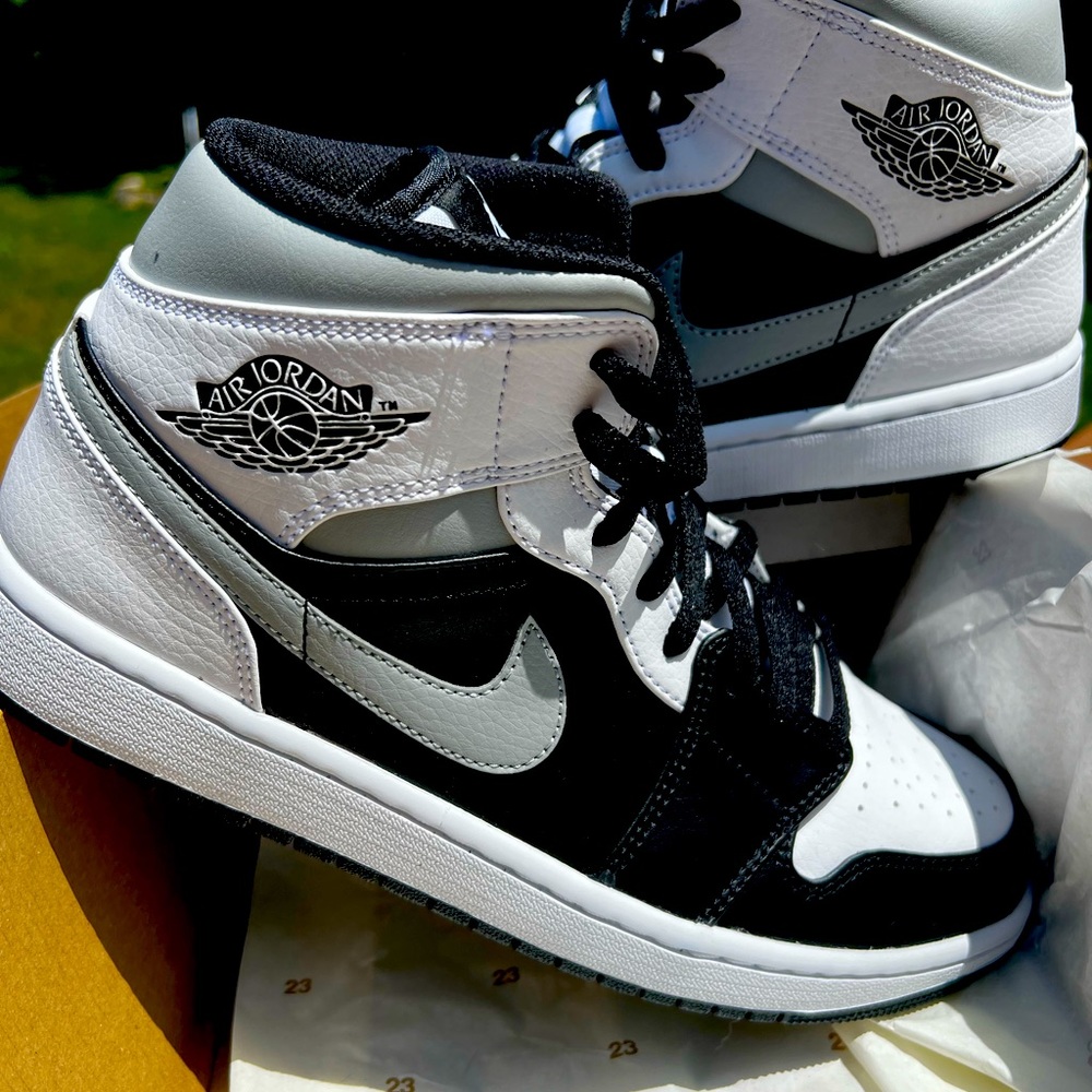 NIKE AIR JORDAN 1 MID (BNIB) NEVER WORN
